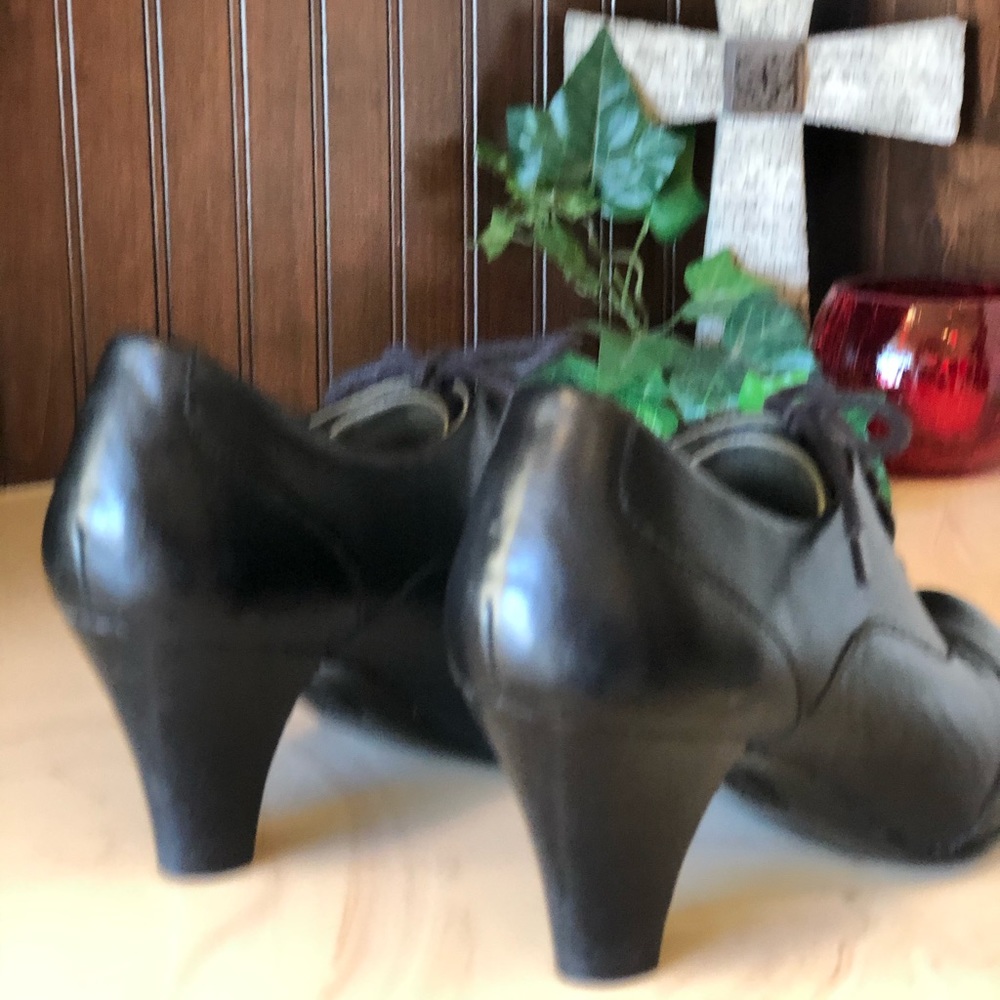 Shoes - Picture 4 of 7